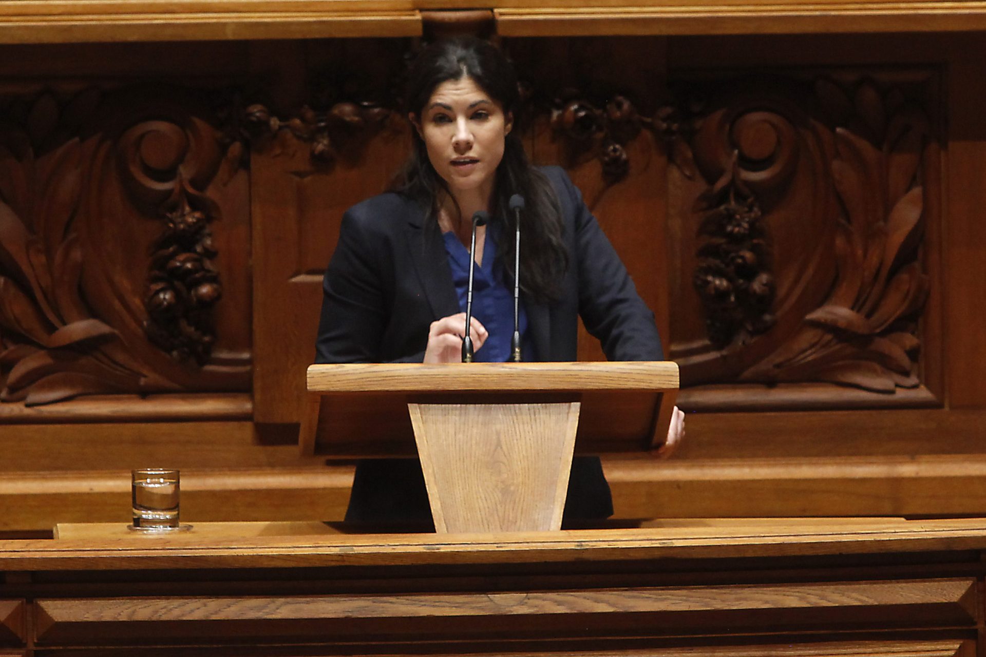 Mariana Mortágua na iminência de sair do Parlamento devido à violação das regras de exclusividade