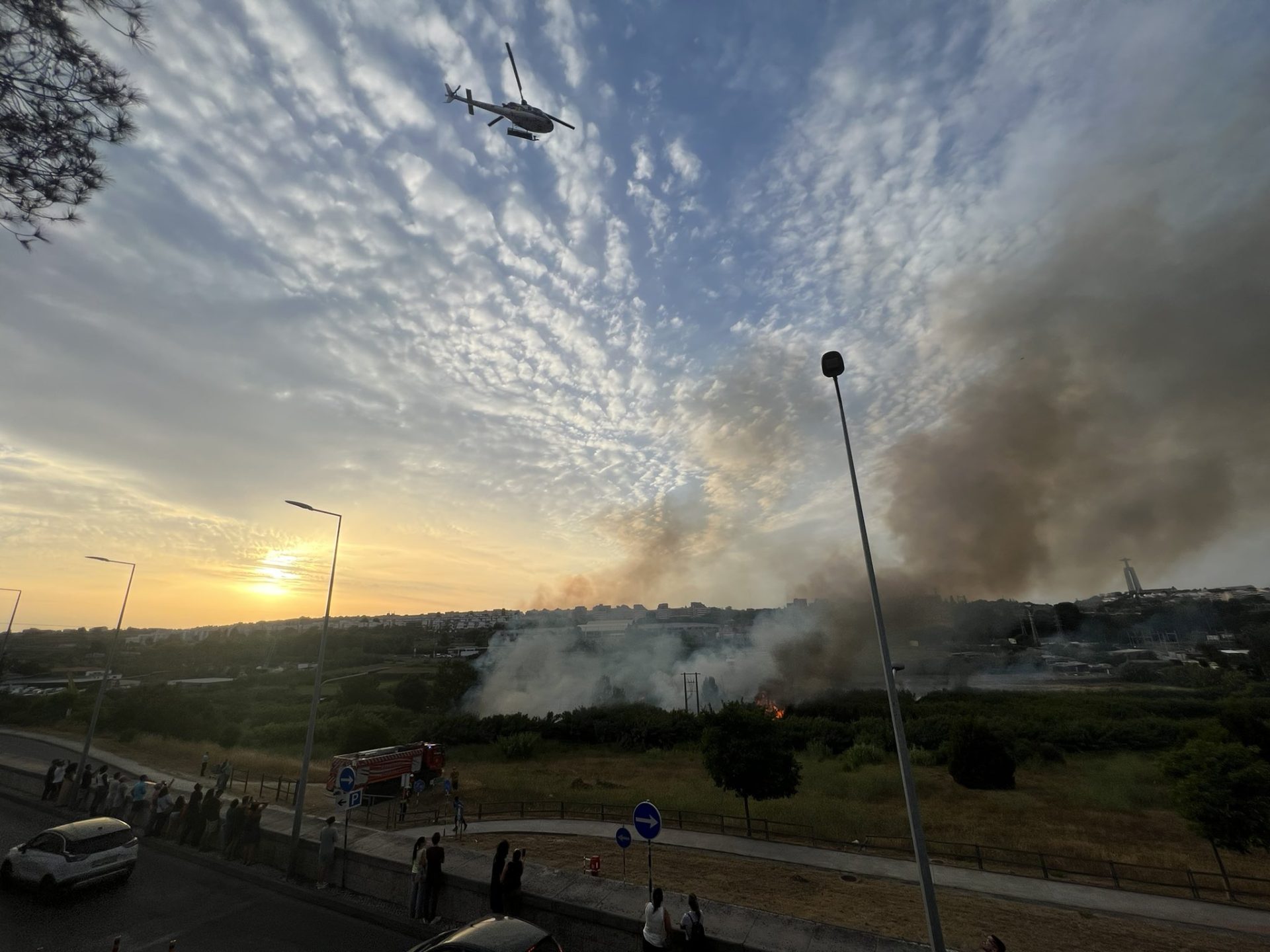 Incêndio deflagrou perto do Almada Fórum