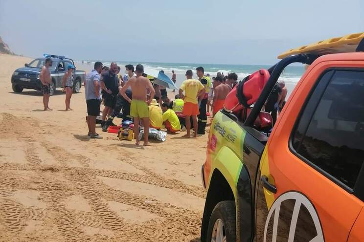 Mulher de 45 anos hospitalizada depois de ter ficado inconsciente em praia de Albufeira