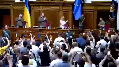 “Um momento histórico”. Bandeira da UE colocada no parlamento ucraniano