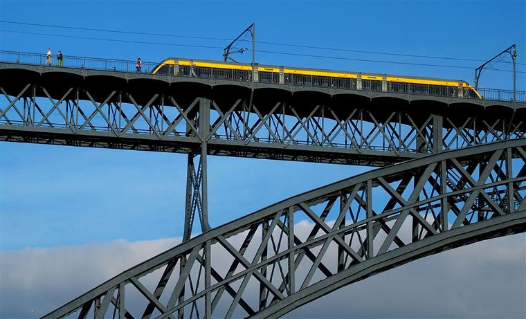 Mulher morre atropelada pelo metro do Porto