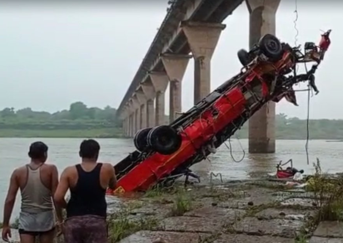 Índia. Autocarro cai de ponte e provoca 13 mortes