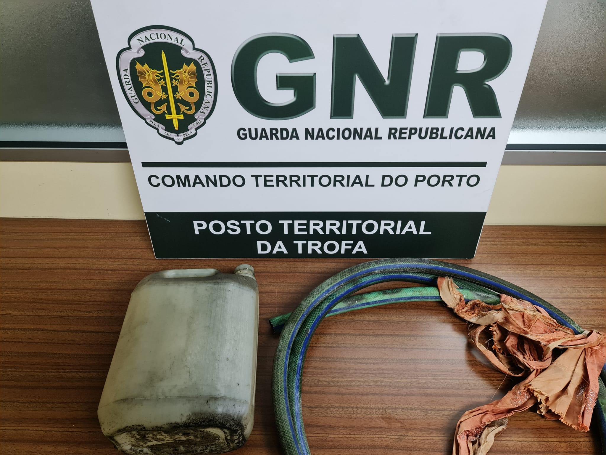 GNR deteve dois homens enquanto furtavam gasóleo de um veículo na Trofa