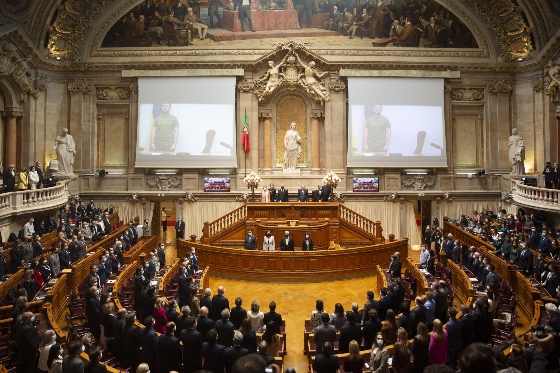 Parlamento aprova utilização da bandeira da União Europeia