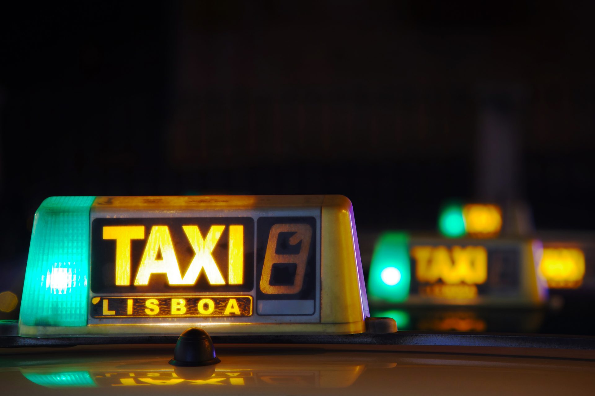 Trinta taxistas detidos pela PSP por cobrarem mais do que o devido em viagens por Lisboa