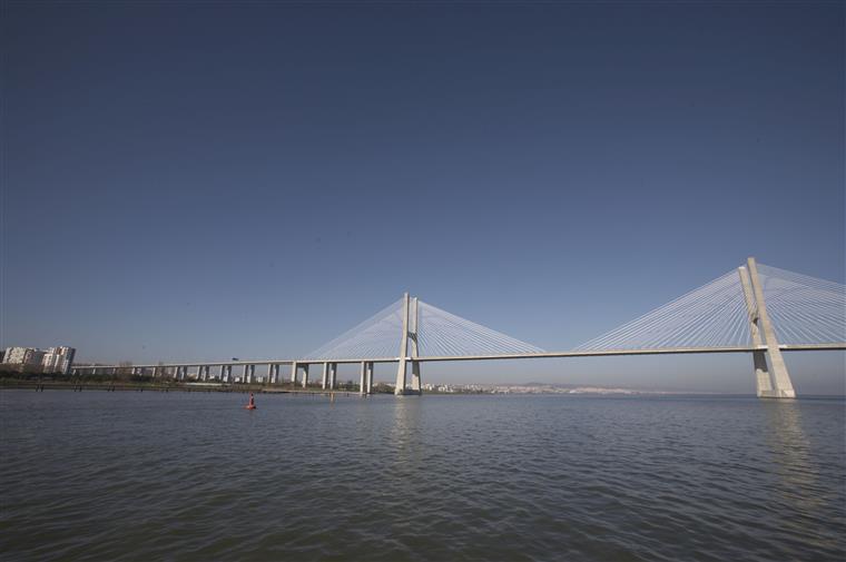 Ponte Vasco da Gama. Camião despista-se e carga cai para o rio