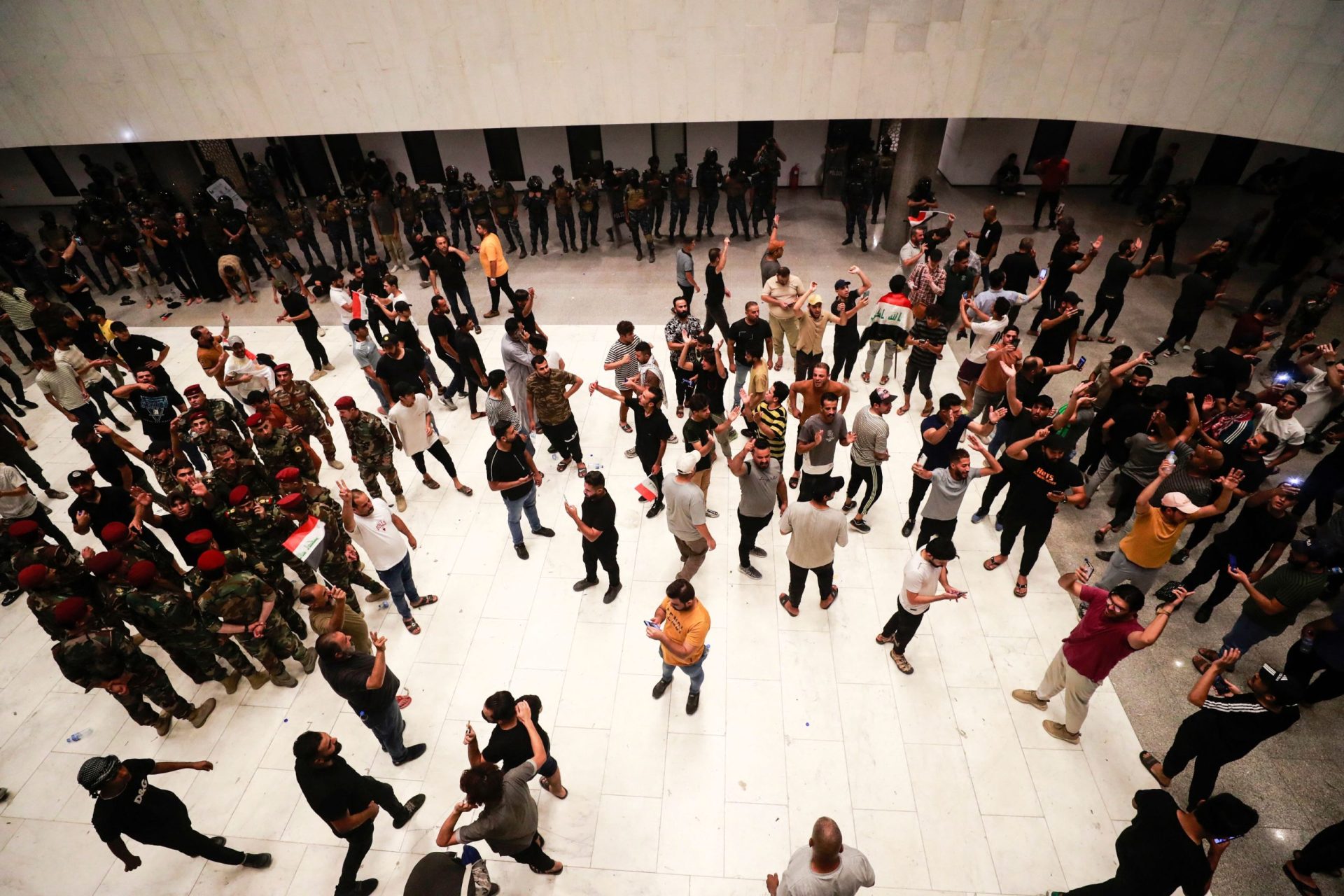 Parlamento do Iraque invadido por centenas de manifestantes