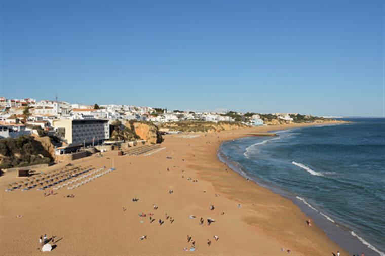 Praia dos Pescadores interditada a banhos