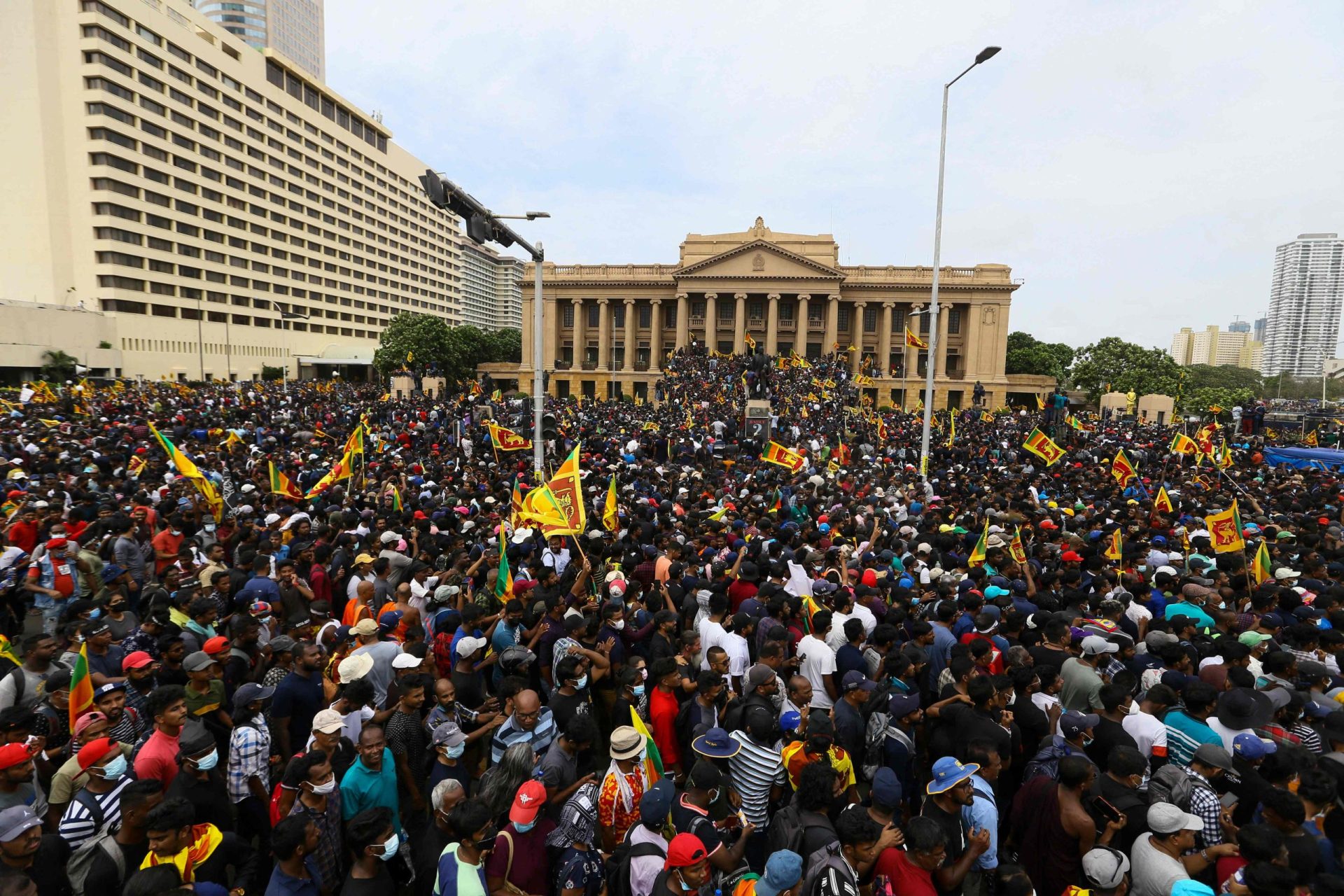 Sri Lanka. Manifestantes incendeiam residência privada do primeiro-ministro