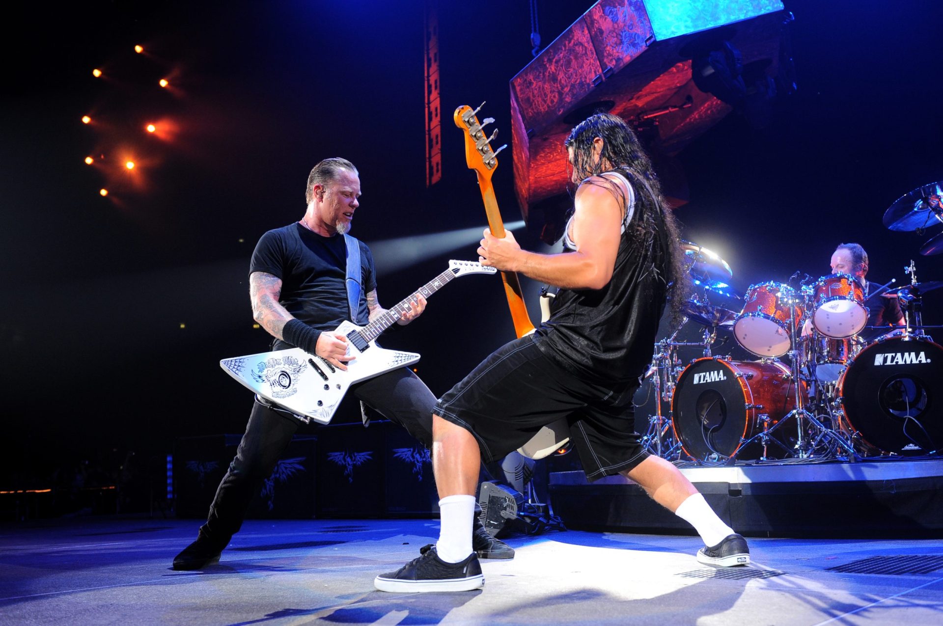 Metallica estão a ser &#8216;cancelados&#8217; pelo TikTok: &#8220;Há uma fotografia de James Hetfield e Lars Ulrich a fazer a saudação nazi&#8221;