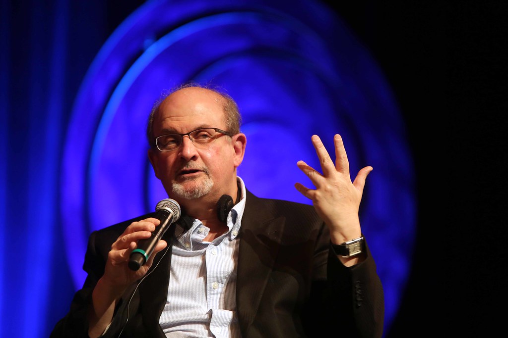 “Salman Rushdie expôs-se à cólera e à raiva das pessoas”, diz porta-voz dos Negócios Estrangeiros iraniano