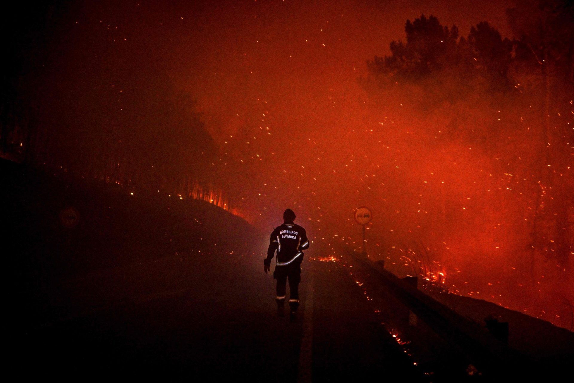 Incêndio na Serra da Estrela a ser combatido por mais de mil operacionais