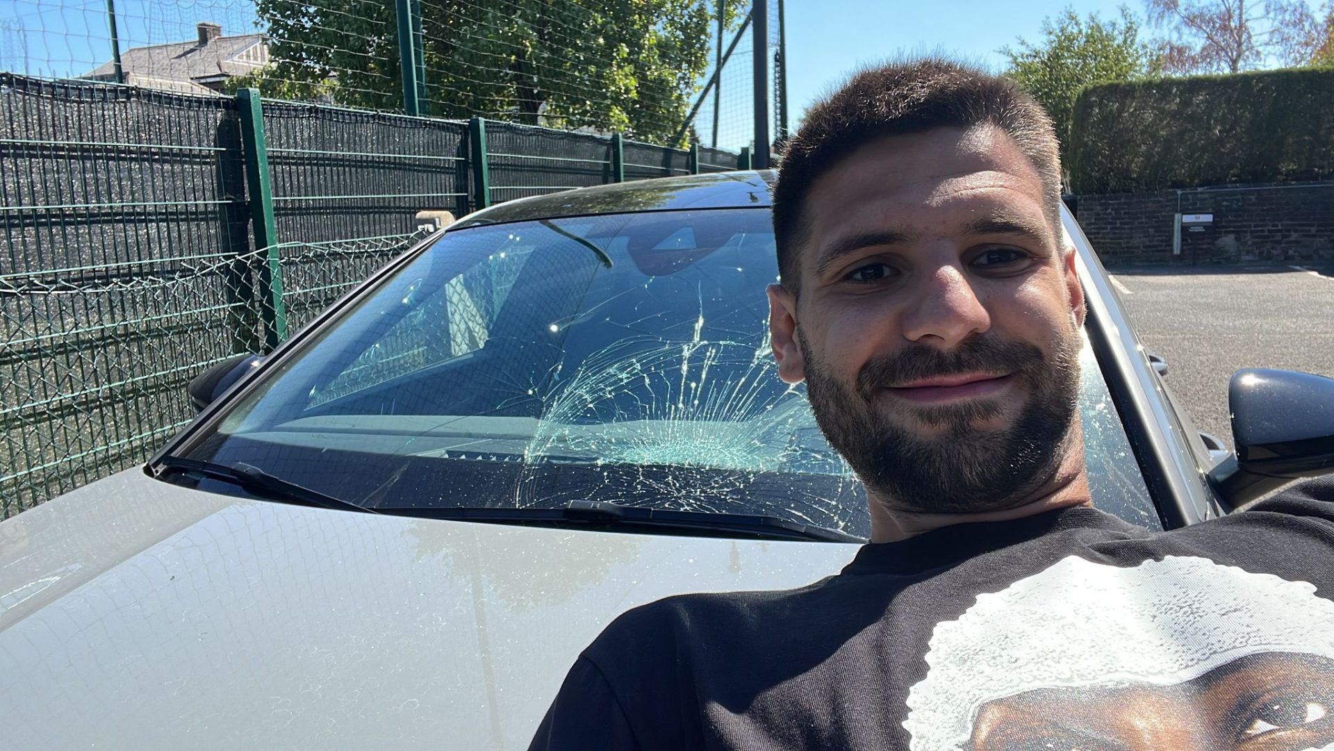 Pontaria fora das quatro linhas. Mitrovic danifica carro do capitão do Fulham durante treino