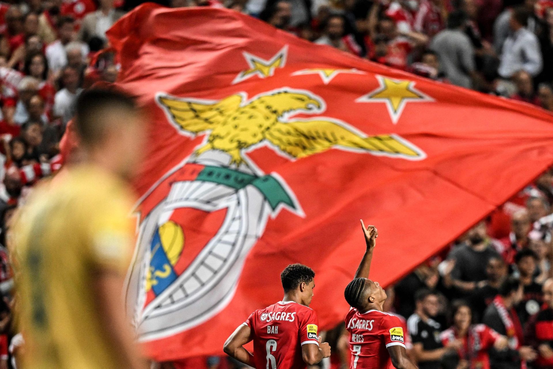 Benfica isola-se na liderança do campeonato após vencer Paços de Ferreira