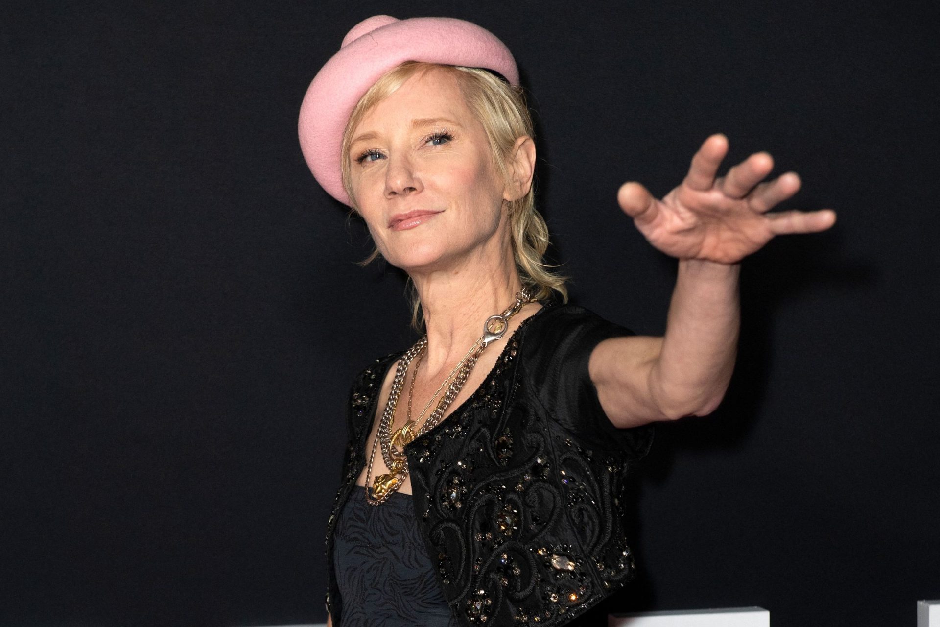 Anne Heche em estado crítico após violento acidente de carro