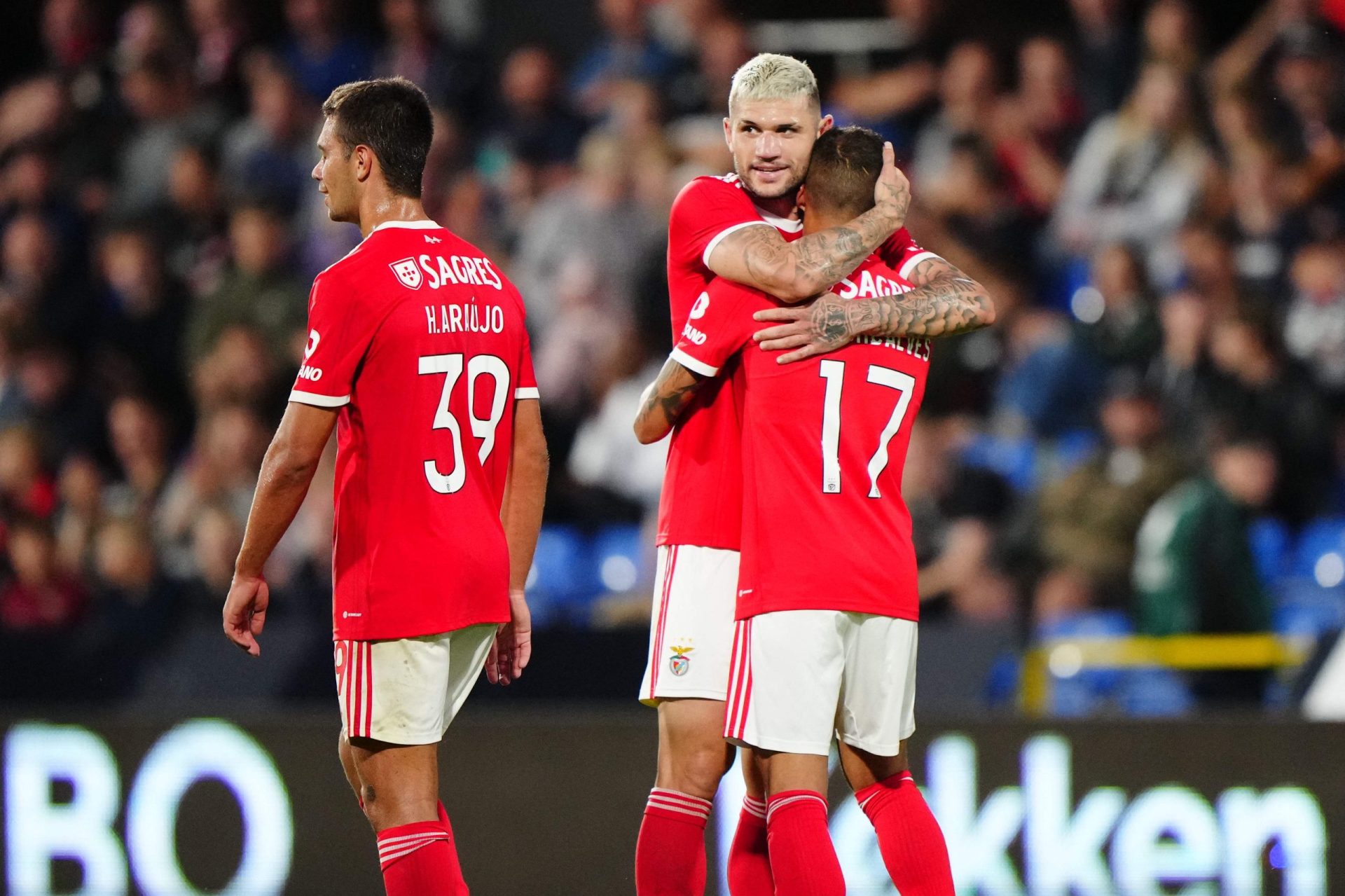 Benfica elimina Midtjylland com vitória por 3-1 e garante apuramento para play-off da Champions