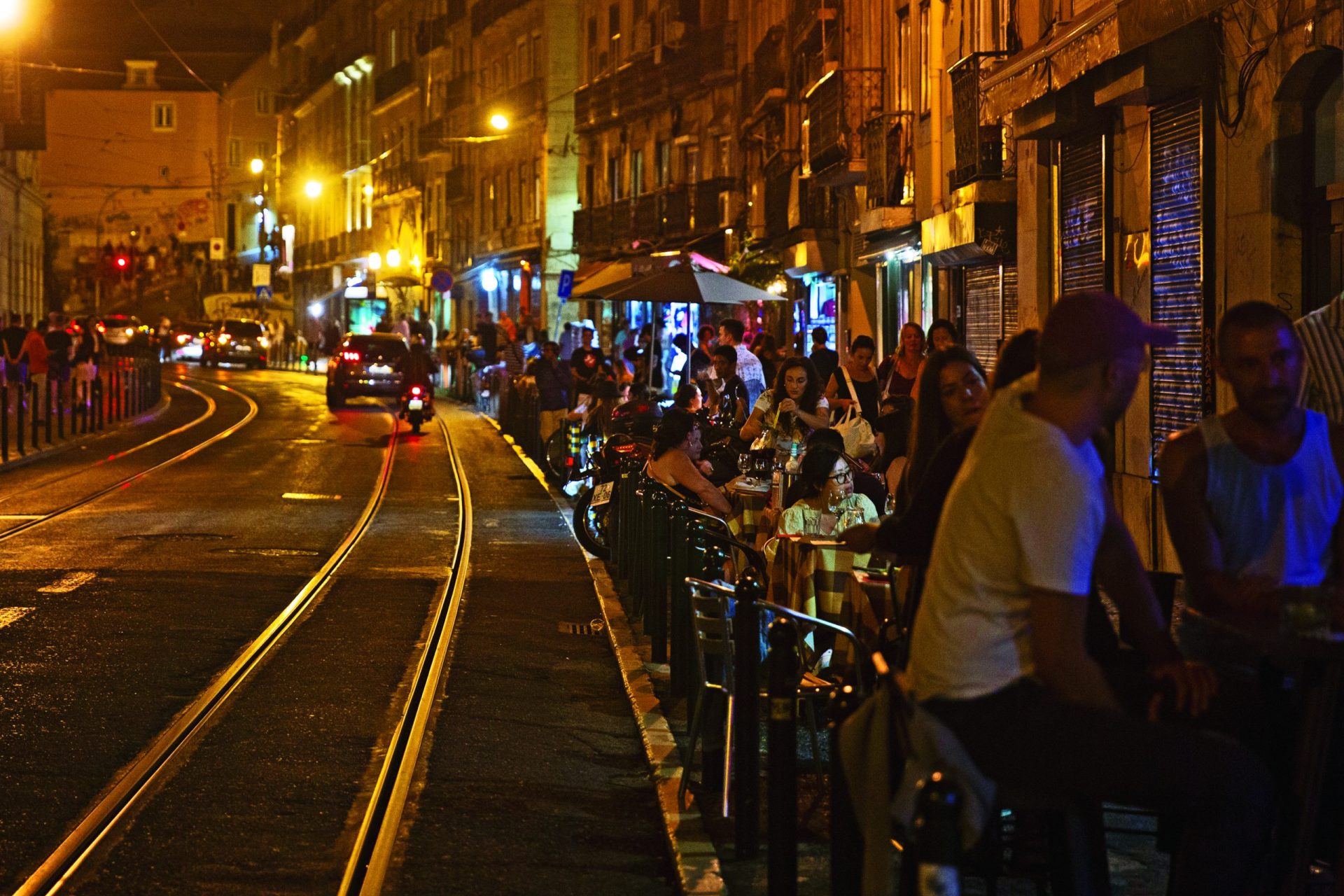 Uma rua do Cais do Sodré passou a ter de recolher às 23h. O que mudou num mês?