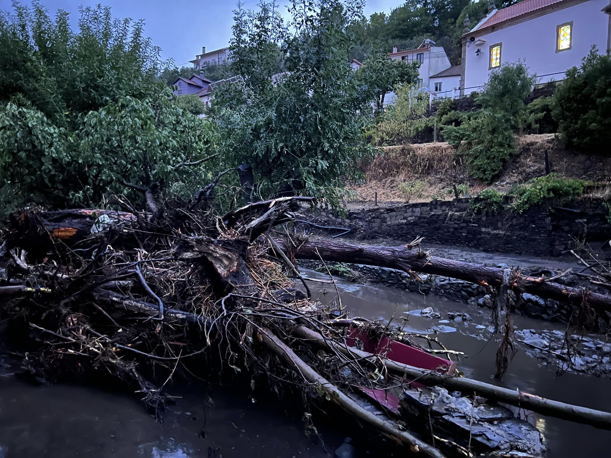 Deslizamento de terras em Manteigas deixa “cenário de destruição”