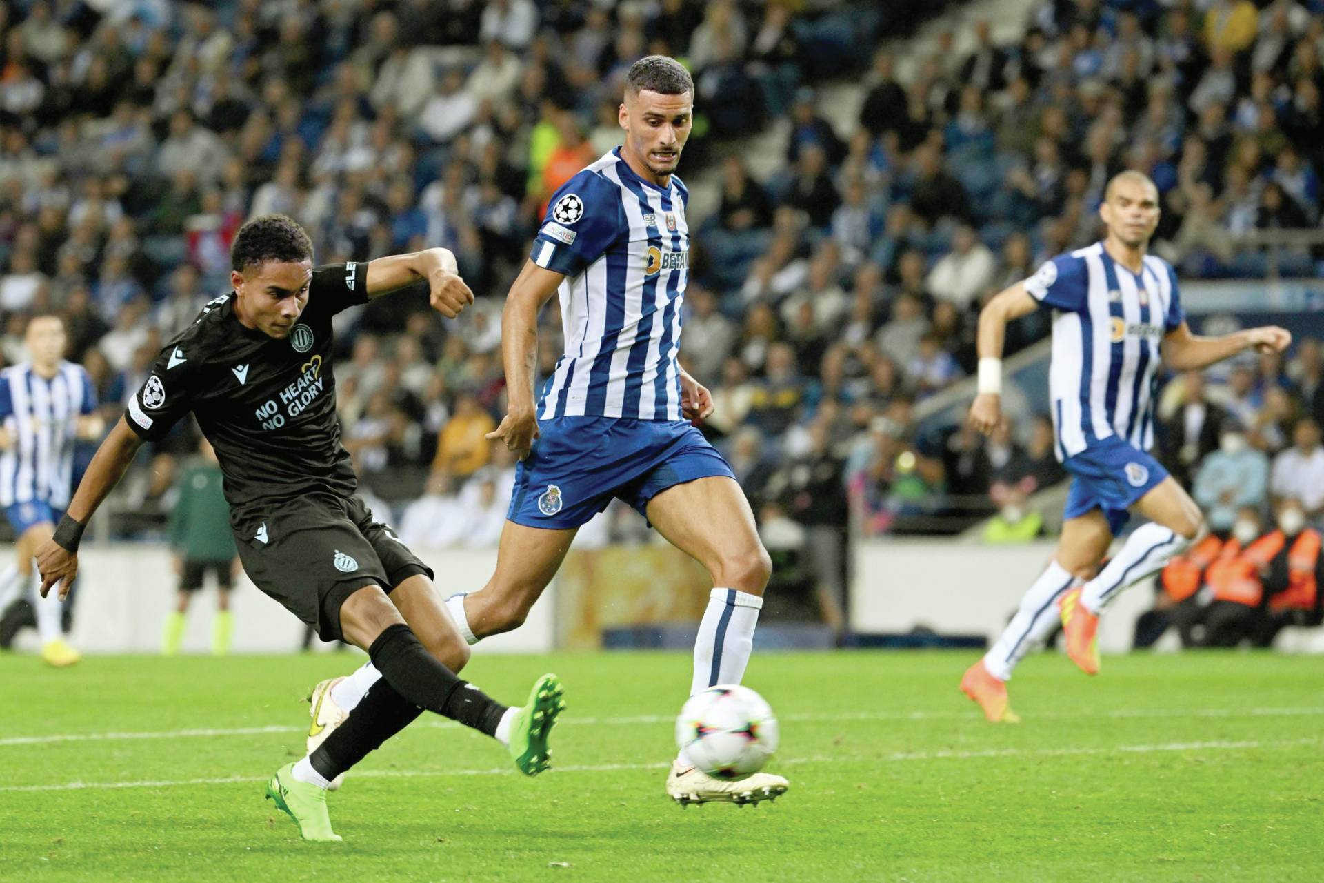 Campeonato. O cutelo continua a cair sobre o dragão na mesa do açougueiro