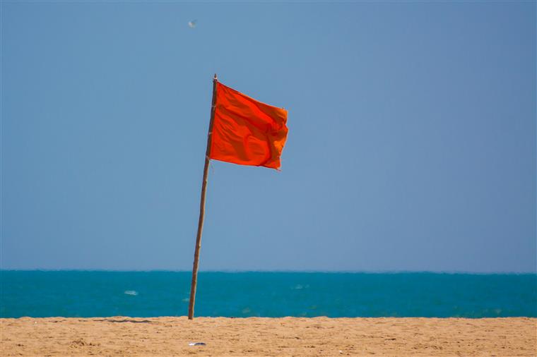 Bandeira vermelha. Três praias de Oeiras e uma de Lagos estão interditas a banhos