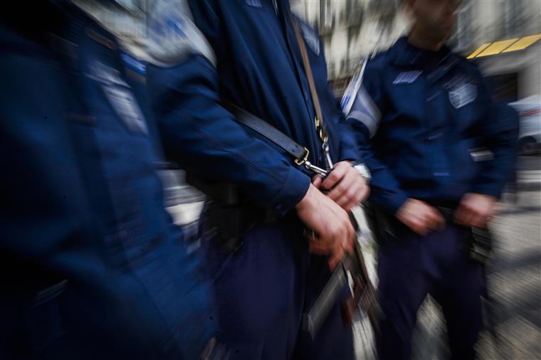 Jovem de 15 anos tenta vender haxixe a polícias e acaba detido