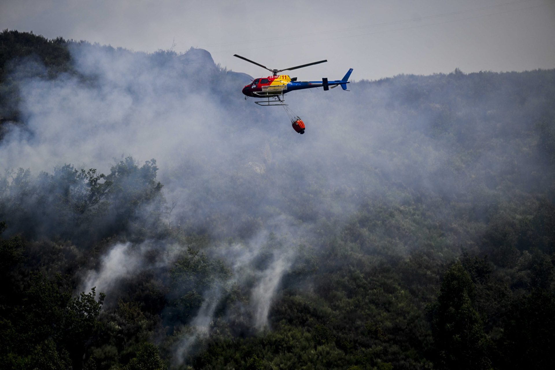 Braga. Helicóptero de combate a incêndios cai em Amares