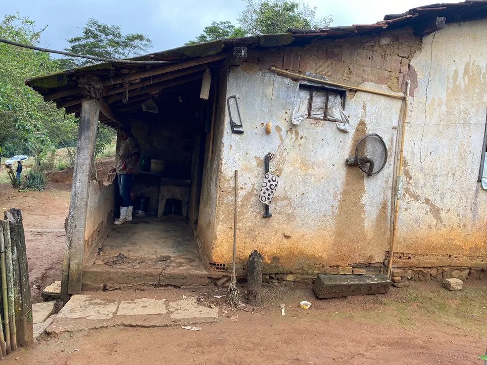 Pai procurado pela polícia depois de serem encontradas mulher e filhas que viveram em cativeiro mais de 20 anos