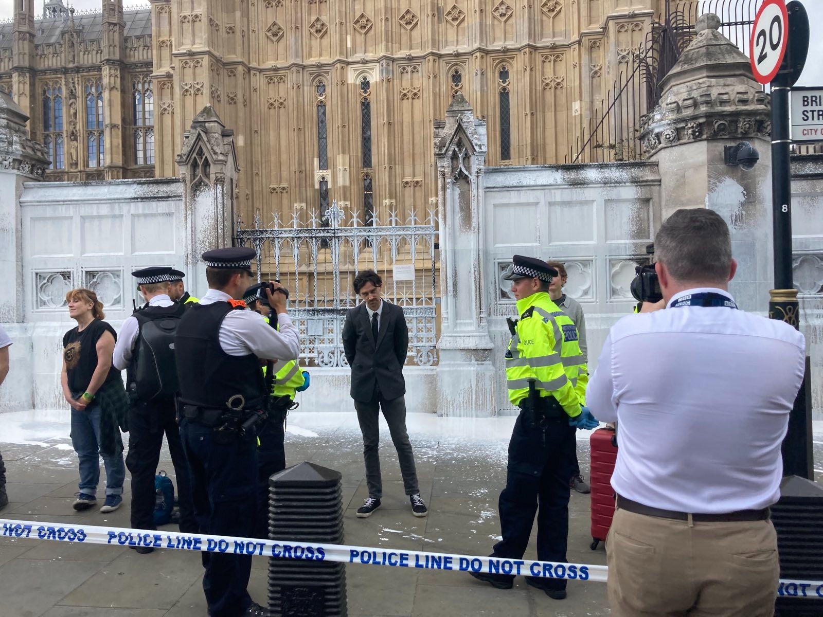 Manifestação sobre indústria leiteira mancha Westminster no primeiro dia de Liz Truss