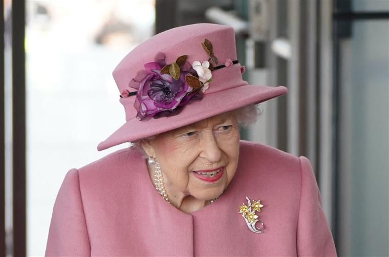 Rainha Isabel II: Populares reunem-se às dezenas junto ao Castelo de Balmoral