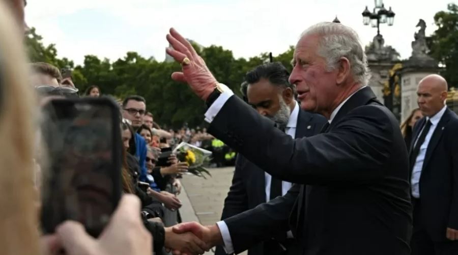 Londres. Rei Carlos III recebido por multidão no palácio de Buckingham