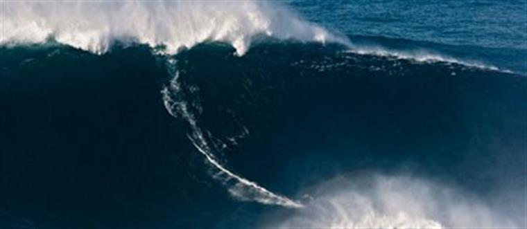 Nazaré. Homem desaparece no mar após ser arrastado por uma onda na praia do Norte