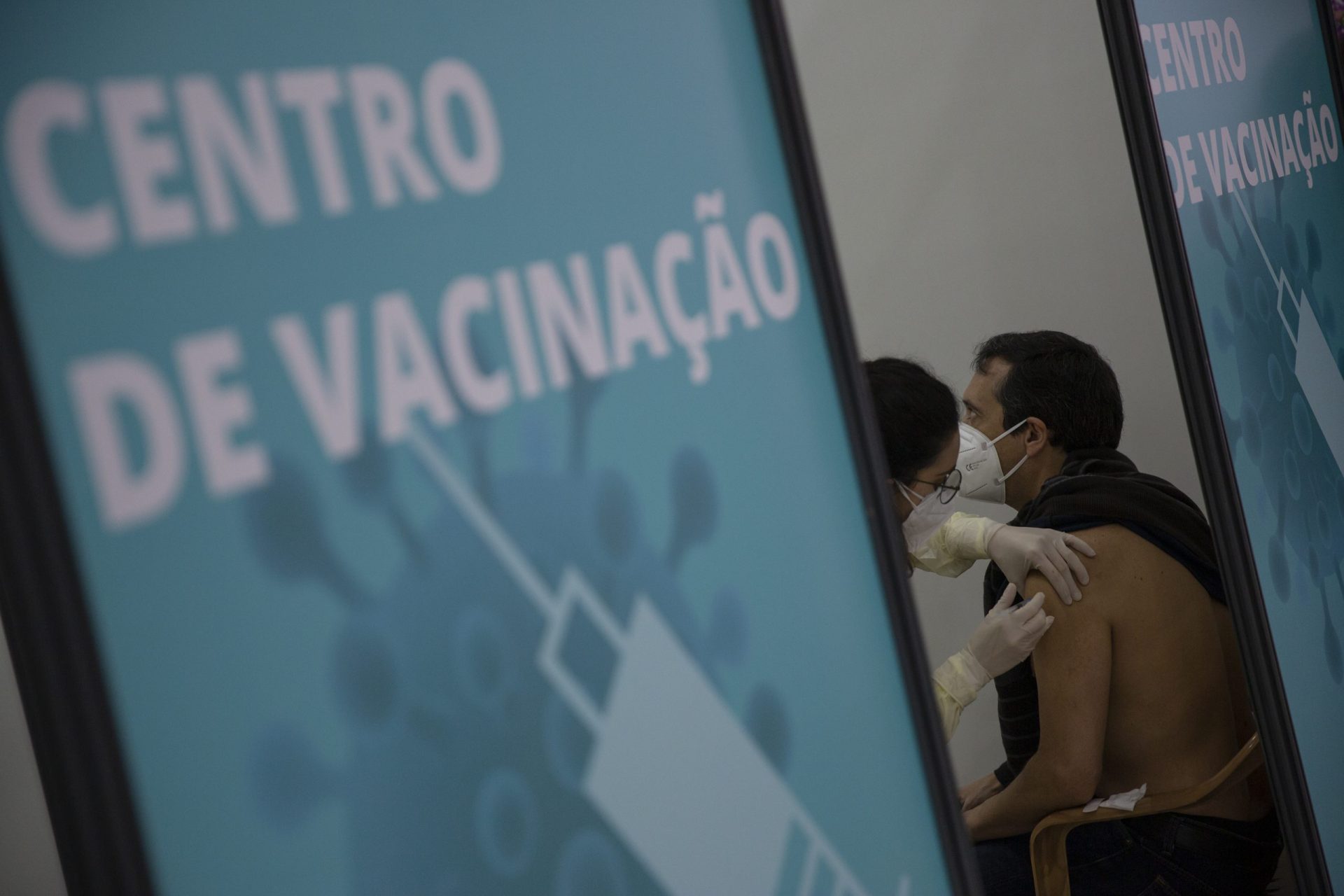 Covid-19. Nova dose de reforço da vacina alargada a maiores de 18 anos