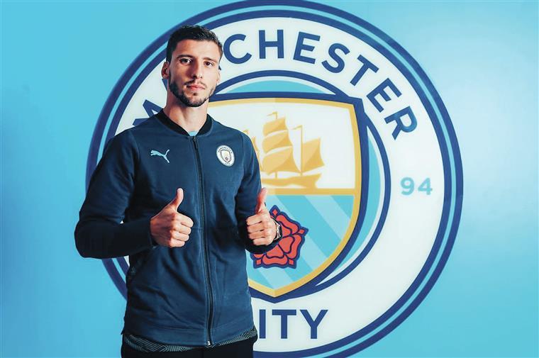 Rúben Dias de regresso aos treinos do Manchester City