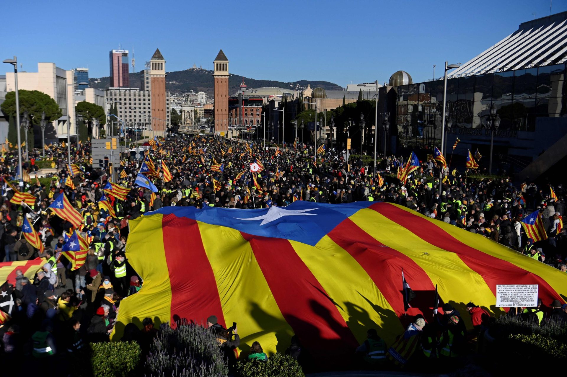 Centenas de pessoas saem à rua em Barcelona para mostrar que independentismo está vivo