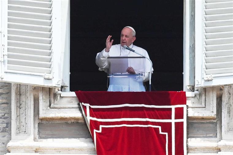 Congo. Palco onde Papa vai discursar desabou parcialmente  | VÍDEO