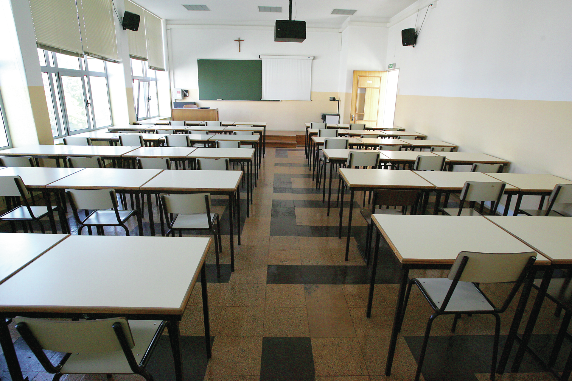 Educação. Centenas de professores protestam junto ao ministério