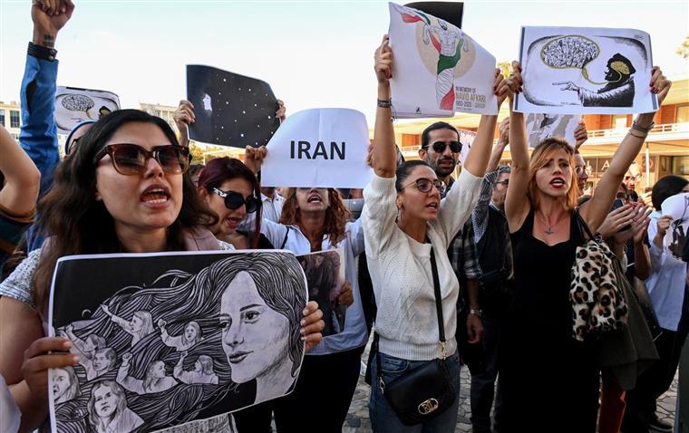 Concurso de Charlie Hebdo de caricaturas de Khamenei é “insultuoso e indecente”, diz Irão
