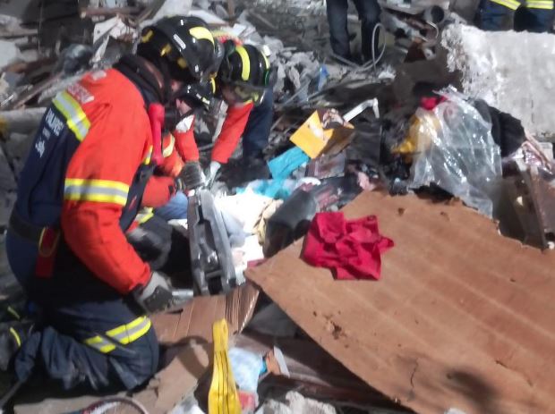 Socorristas portugueses salvam menino de dez anos dos escombros | Vídeo