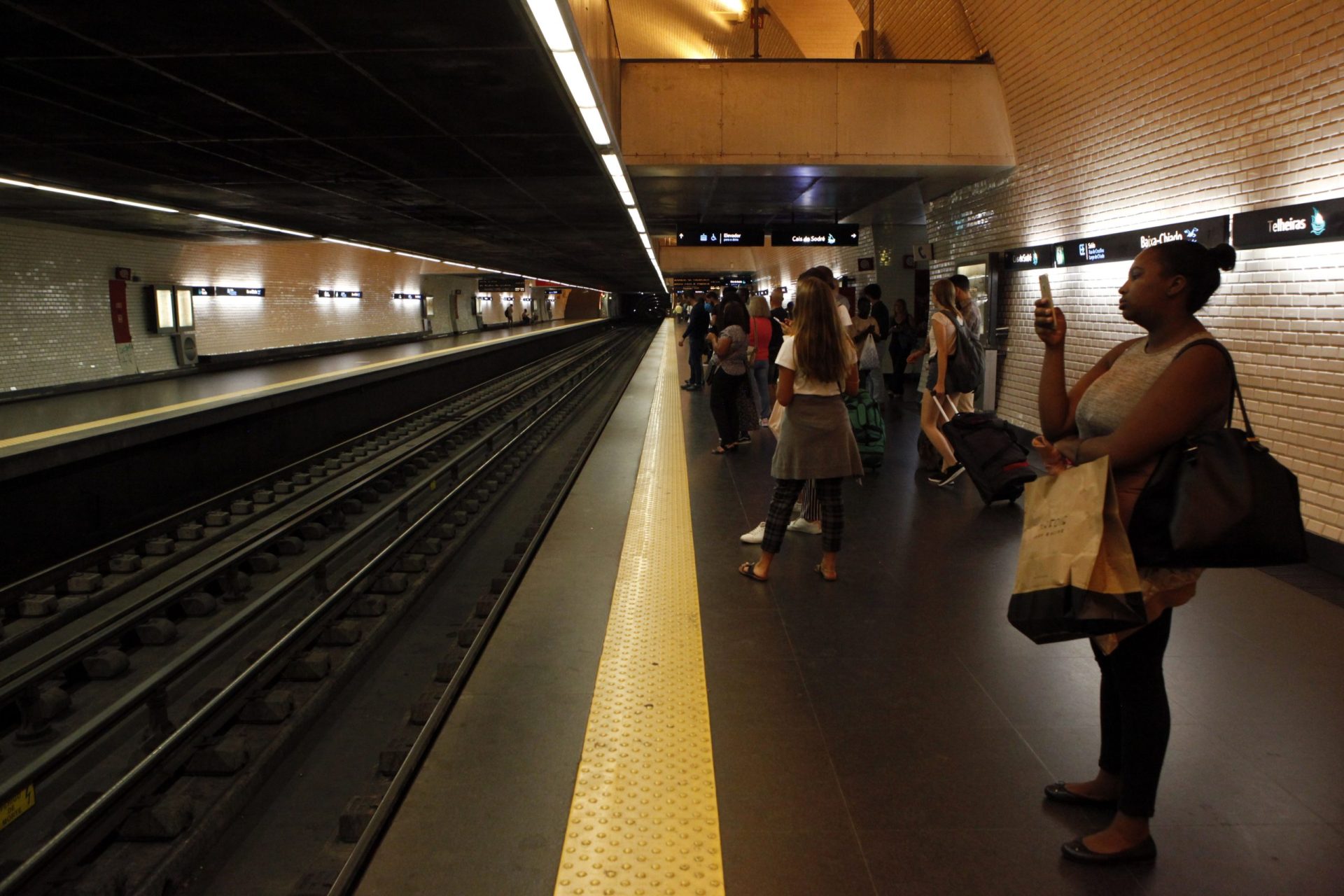 Linha Azul. Passageiro caiu à linha na estação de metro de Carnide