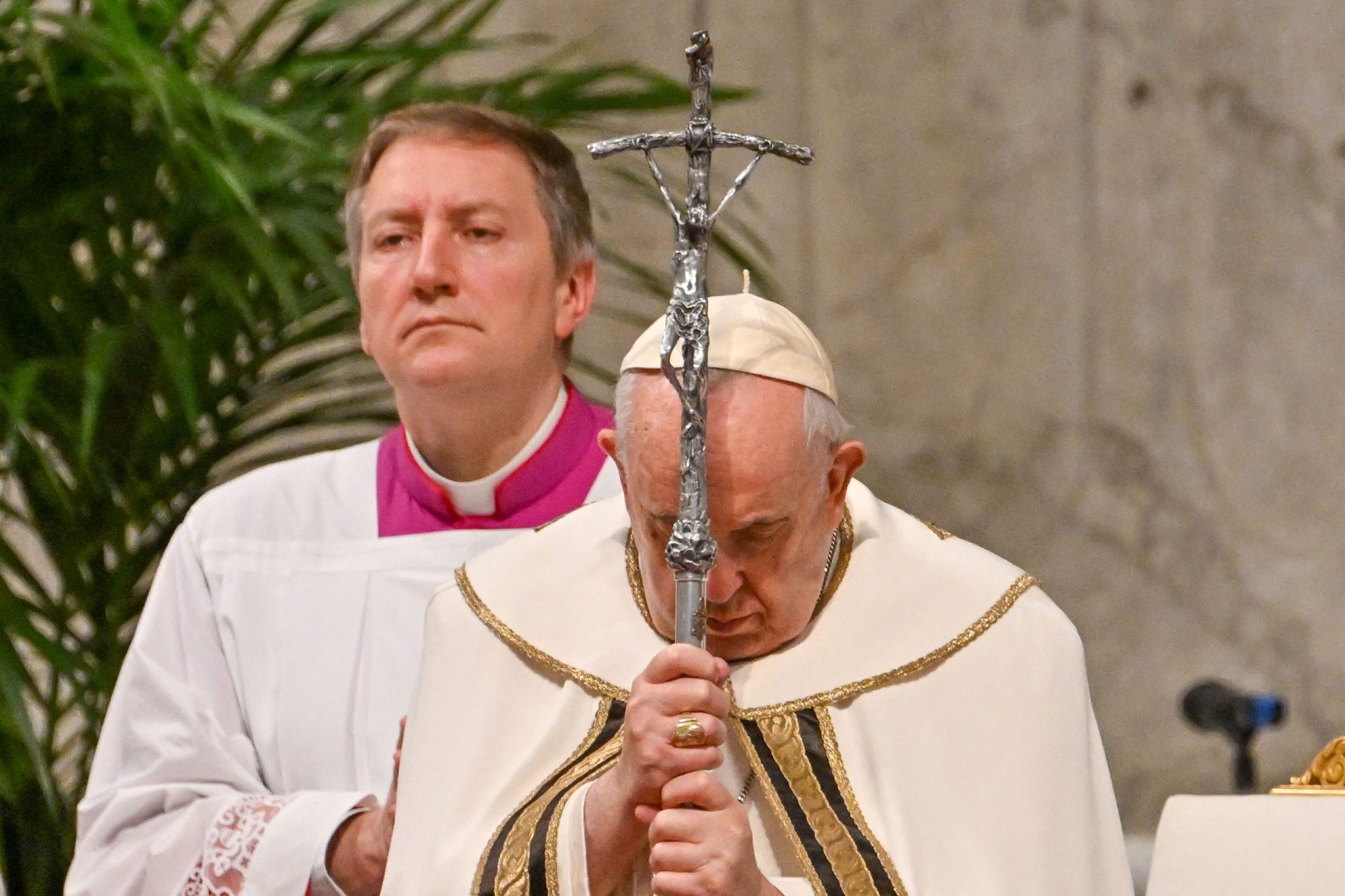 Francisco defende que cargo de Papa deve ser vitalício