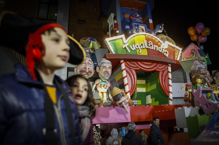 Carnaval. Homem cai de carro alegórico e morre