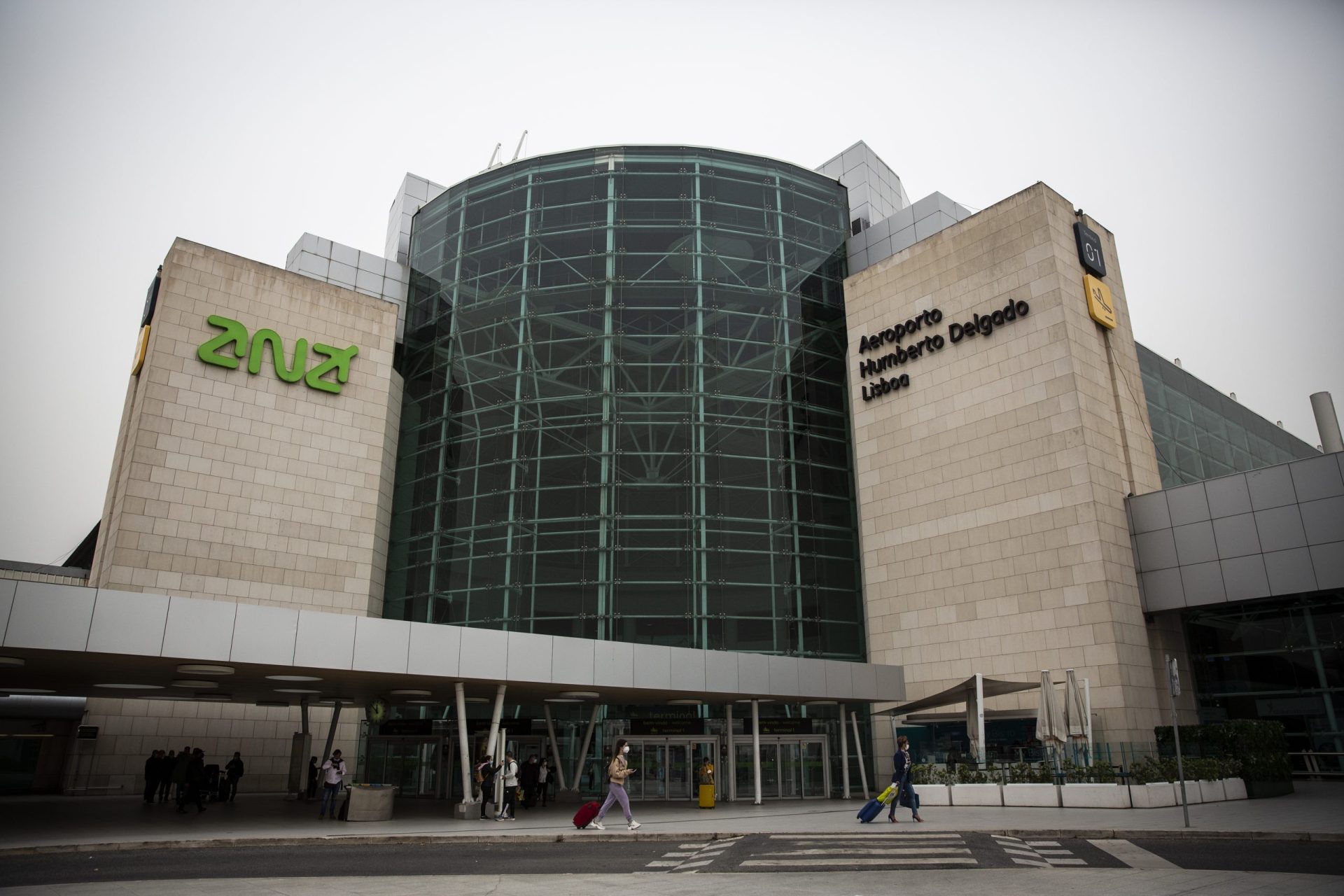 Aeroporto de Lisboa. SEF detém suspeito de canibalismo que tinha um saco com carne na mala de porão