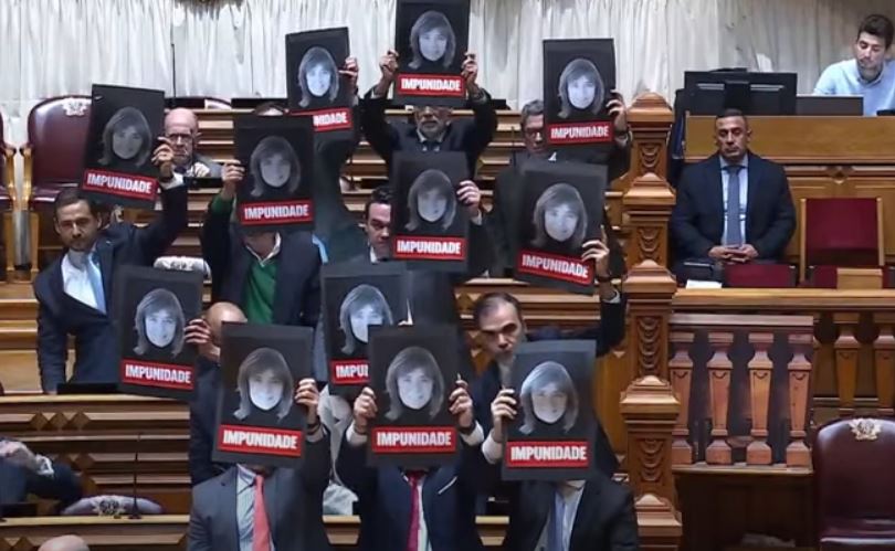 Parlamento. Deputados do Chega levantam cartazes com cara de Catarina Martins