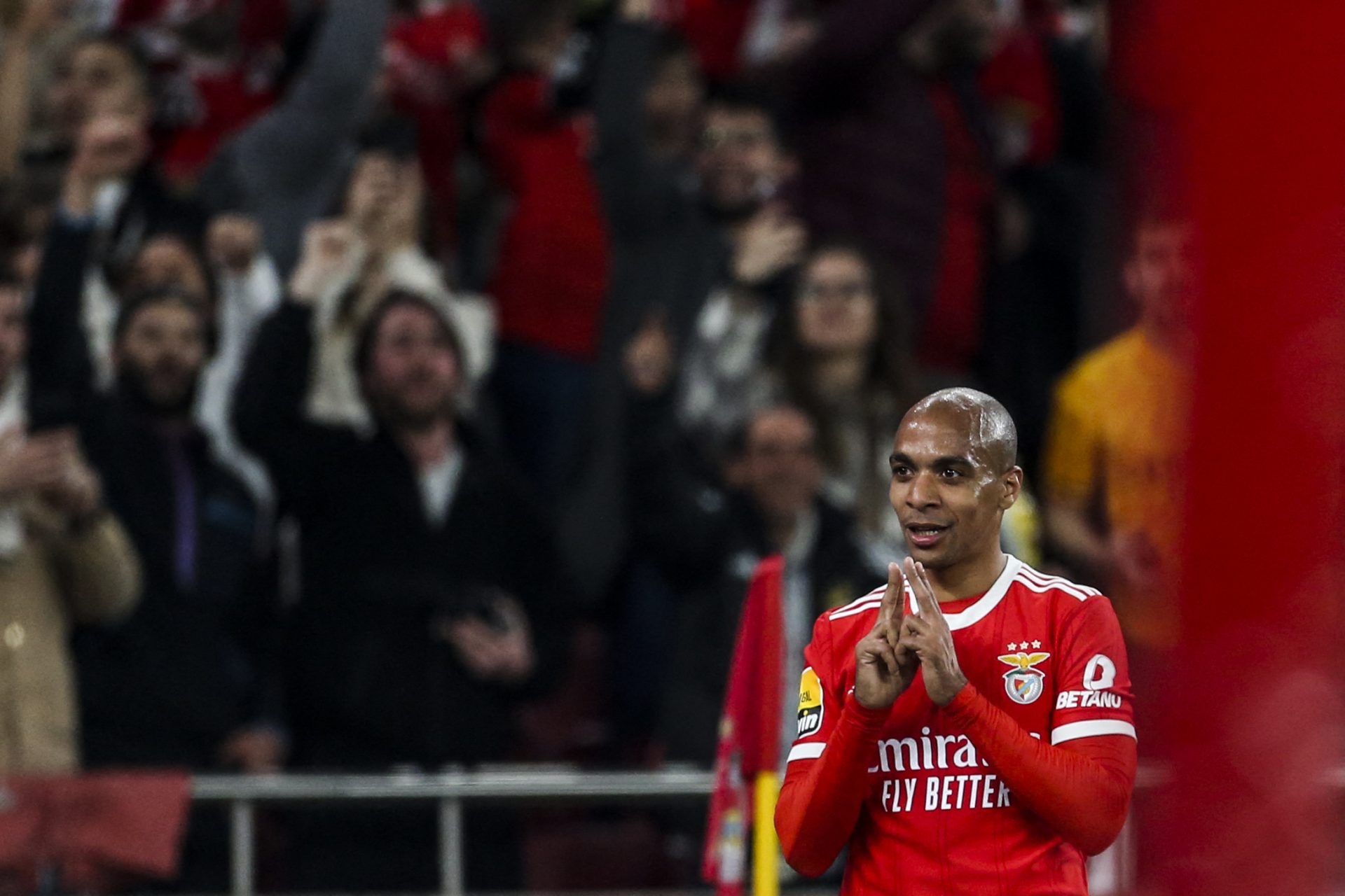 Benfica vence Casa Pia e homenageia André Almeida