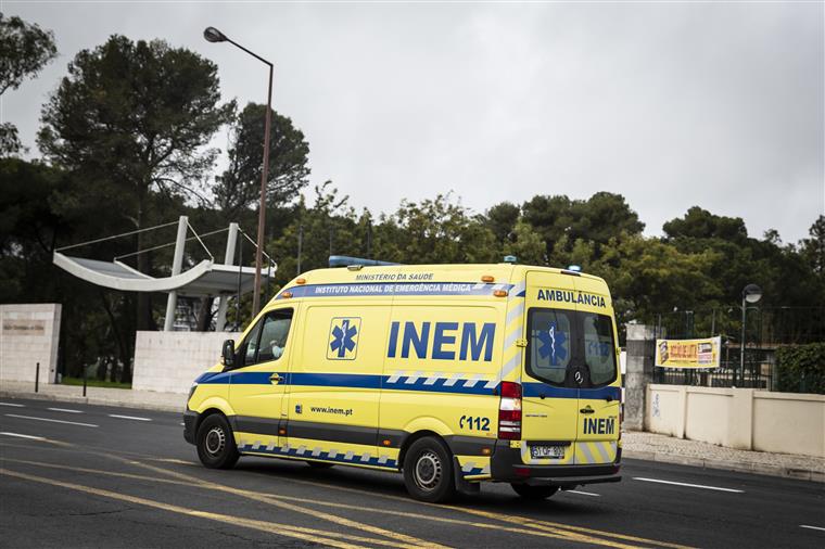 Porto. Condutor bate contra ambulância com doente lá dentro e foge