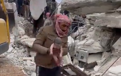 Síria. Grávida morre ao dar à luz nos escombros mas bebé é salvo