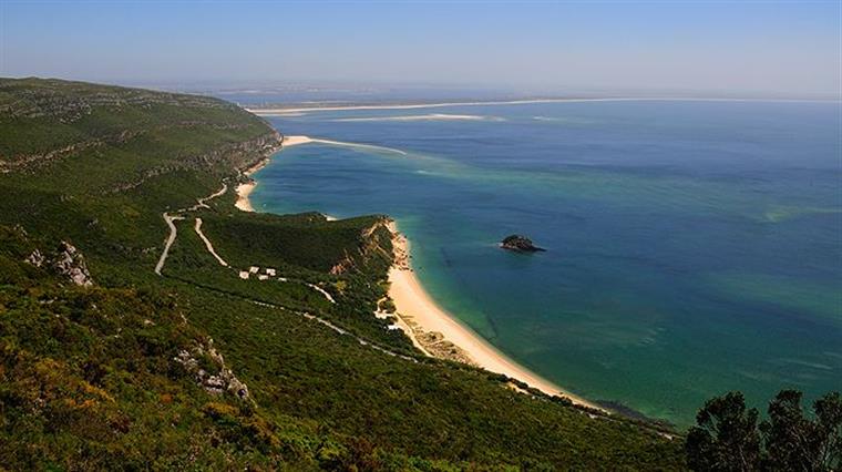 Troço de estrada na Arrábida encerrado por risco de derrocada