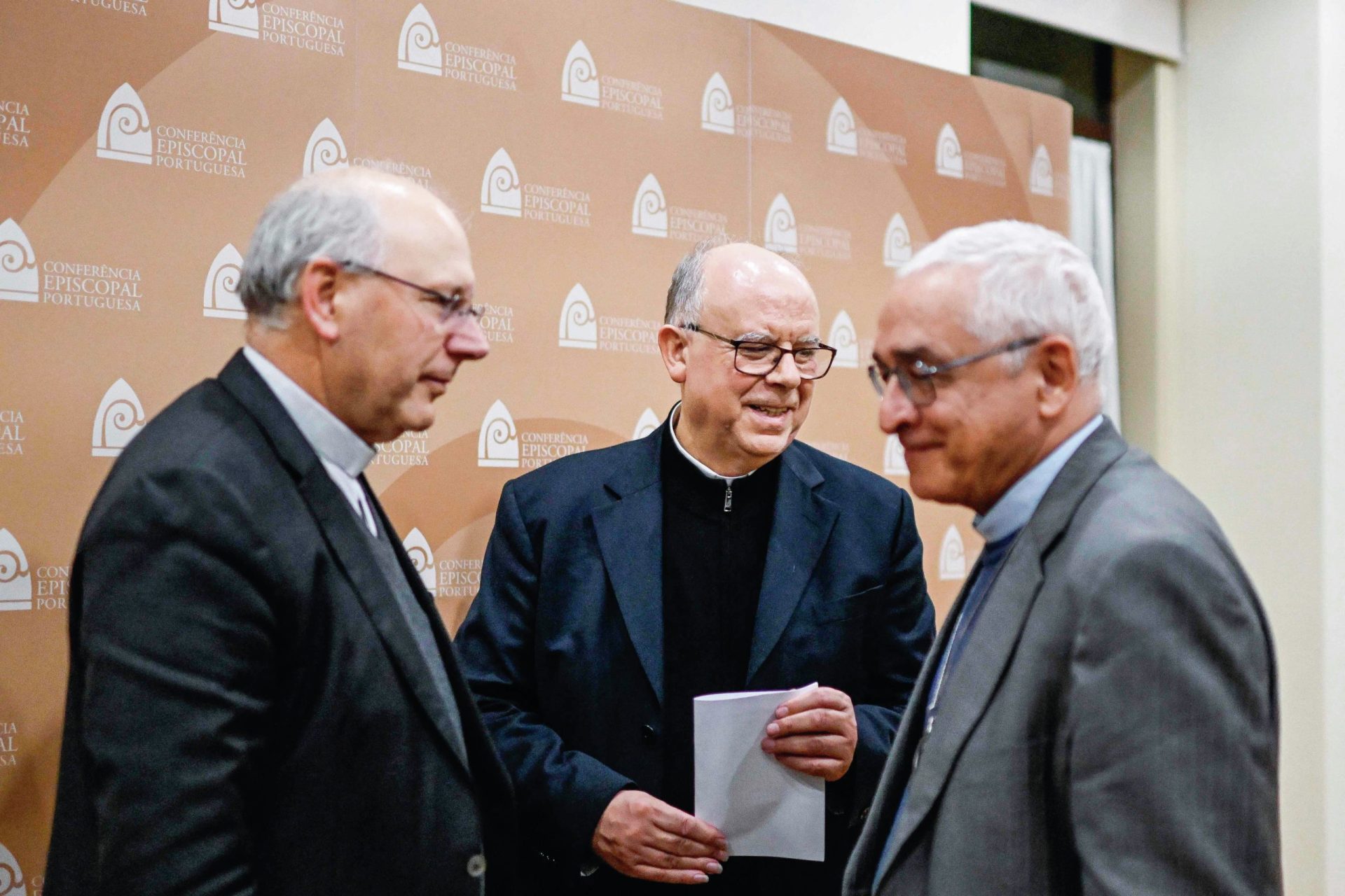 Igreja afasta padres suspeitos de abusos