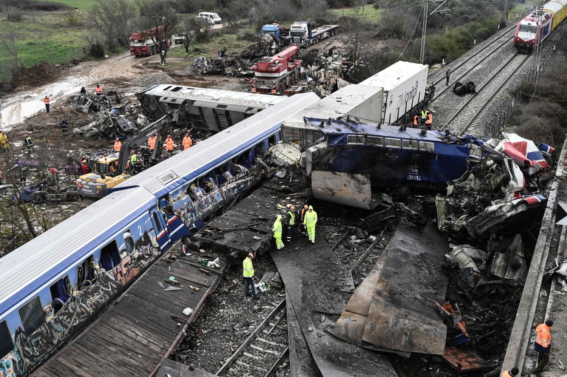 Parlamento aprova voto de pesar para vítimas do acidente ferroviário na Grécia