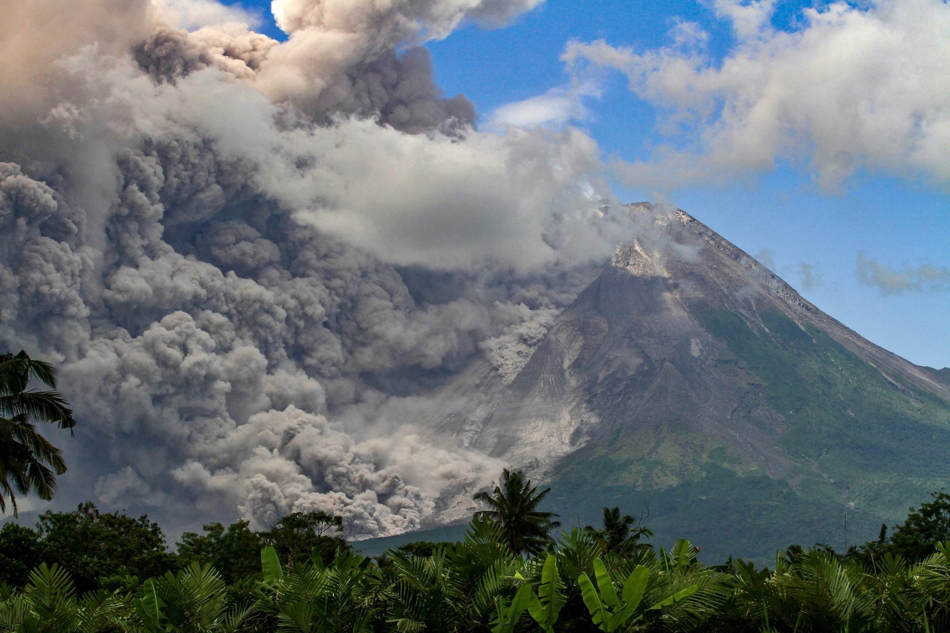 Merapi. Um dos vulcões mais ativos do mundo entrou em erupção na Indonésia